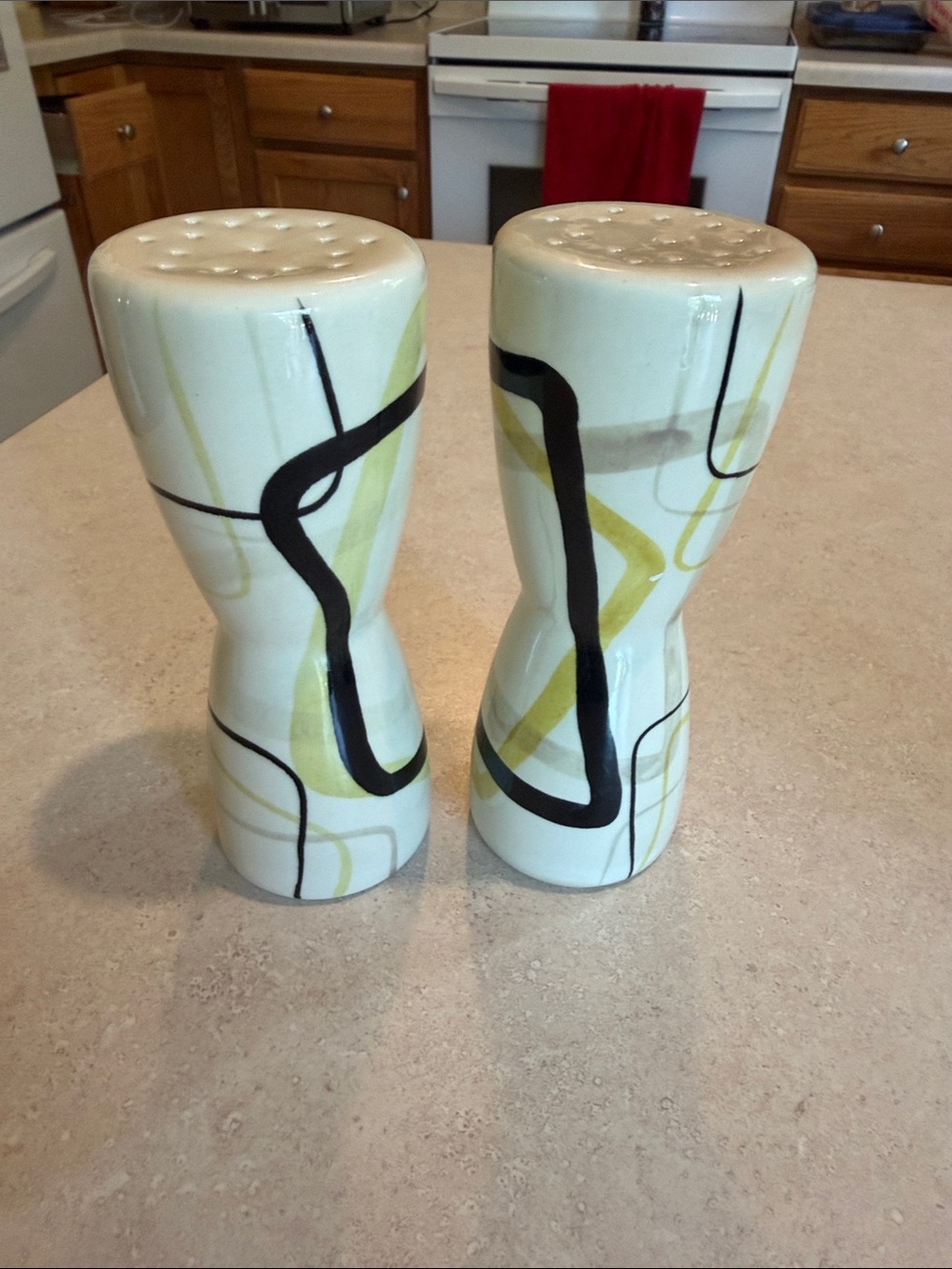 red wing SMART SET oversized salt and pepper shakers Red Wing Pottery